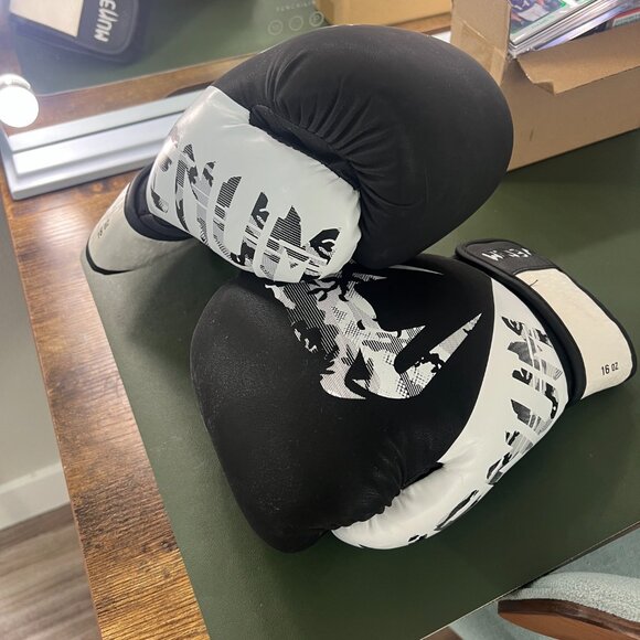 Venum Legacy Boxing Gloves (16oz) - Picture 1 of 3
